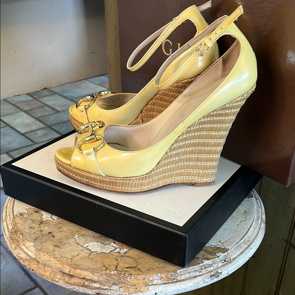 GUCCI creamy lemon luxurious  rattan horse bit sandals